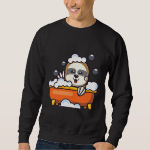 Niedliche Schlampe, die in der Badewanne das Baden Sweatshirt
