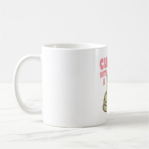 Niedliche Schlange knurrt mit einem guten Buch Kaffeetasse