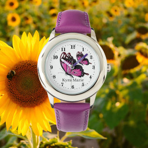 niedliche Schmetterlingsliebhaber von Mädchen trag Armbanduhr