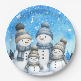 Niedliche Schneefamilie im Schnee Pappteller