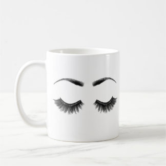 Niedliche Schönheit bilden Eyelashes und Kaffeetasse