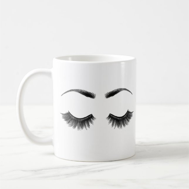 Niedliche Schönheit bilden Eyelashes und Kaffeetasse (Links)