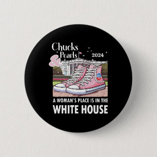Niedliche Schuhe Eine Frau ist im Weißen Haus. Button