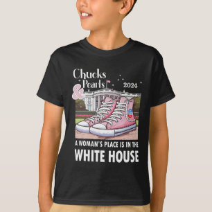 Niedliche Schuhe Eine Frau ist im Weißen Haus. T-Shirt