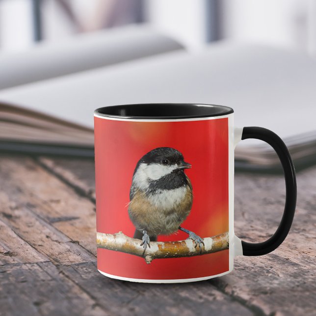 Niedliche schwarz gekappte Chickade mit roten Herb Tasse (Cute Black-Capped Chickadee on Branch with Red Autumn Leaves 11 oz Coffee Mug Cover Photo.)