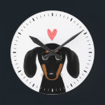 Niedliche Schwarz-und Tan-Dackel mit Herz Runde Wanduhr<br><div class="desc">Eine lustige Dackel Wanduhr für die Küche oder das Büro. Schwarzer und bräunlicher Dackel-Hund mit Herz. Karo in Jenn’s Doodle World für noch mehr dekorative Uhren und Hunde züchten thematische Wohngestaltung.</div>