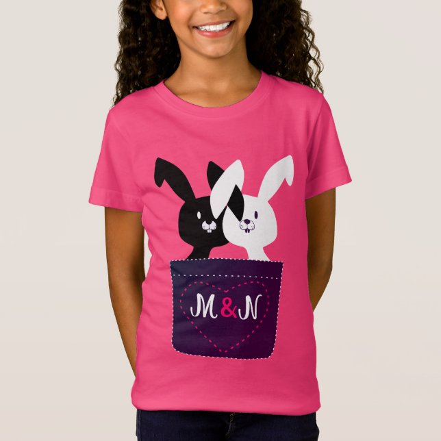 Niedliche Schwarz-Weiß-Bunne mit Monogramm-Cartoon T-Shirt (Vorderseite)