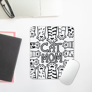 Niedliche Schwarz-Weiß-Katze Mama mit Katzenpfoten Mousepad