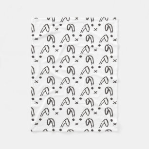 Niedliche Schwarz-weiße gezeichnetes Häschen des Fleecedecke