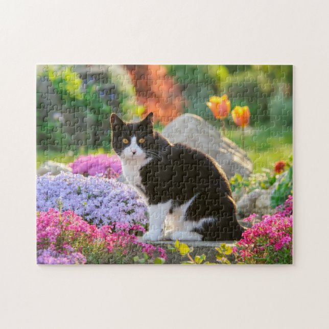 Niedliche Schwarz-weiße Katze in einem blühenden G Puzzle (Horizontal)