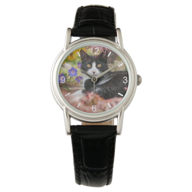 Niedliche schwarz-weiße Katze unter einem Ahornbau Armbanduhr (Vorderseite)