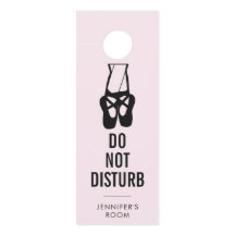 Niedliche schwarze Ballet-Hausschuhe stören nicht