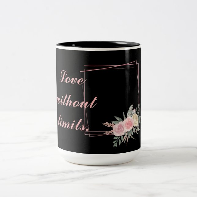 Niedliche schwarze Blume, Liebe ein Zitat Zweifarbige Tasse (Mittel)