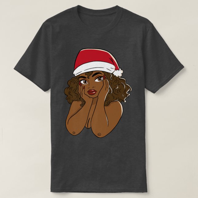Niedliche Schwarze Frau trägt den Weihnachtsmann s T-Shirt (Design vorne)