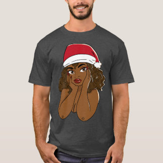 Niedliche Schwarze Frau trägt den Weihnachtsmann s T-Shirt