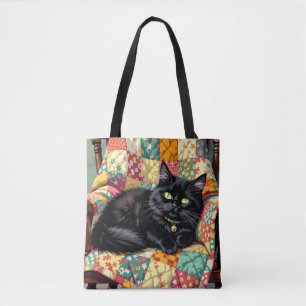 Niedliche schwarze Katze auf Rockstuhl