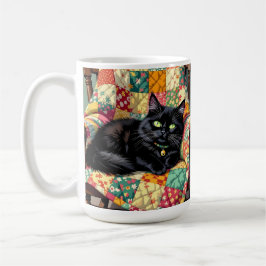 Niedliche schwarze Katze auf Rockstuhl Kaffeetasse