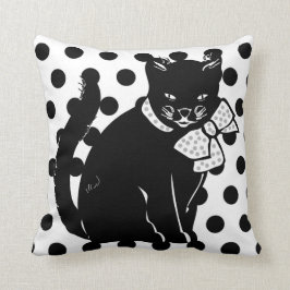 Niedliche Schwarze Katze auf Schwarz-Weiß-Polka-Do Kissen