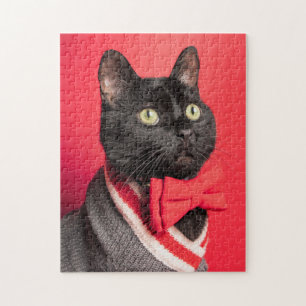 Niedliche Schwarze Katze in Bow Krawatte auf Red Puzzle