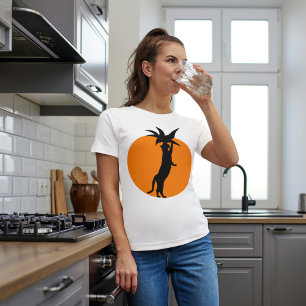 Niedliche schwarze Katze in OrangenTomate auf weiß T-Shirt