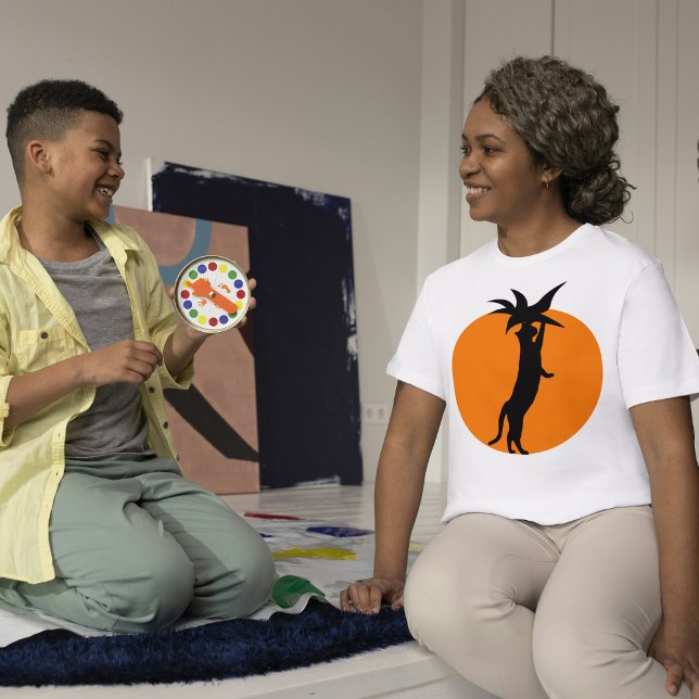 Niedliche schwarze Katze in OrangenTomate auf weiß T-Shirt (Von Creator hochgeladen)