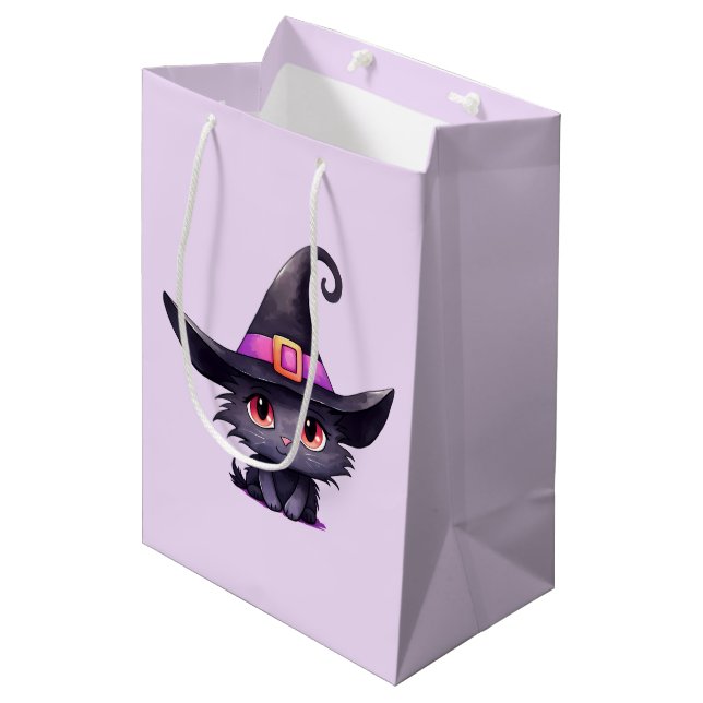Niedliche schwarze Katze mit Hexenhut Mittlere Geschenktüte (Vorderseite Schrägansicht)