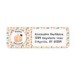 Niedliche schwarze Katze pinkelt über einem Kürbis