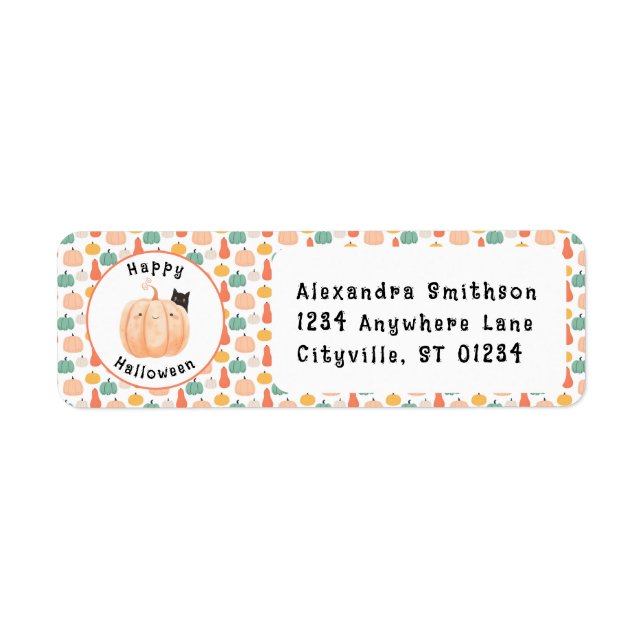 Niedliche schwarze Katze pinkelt über einem Kürbis (Vorne)