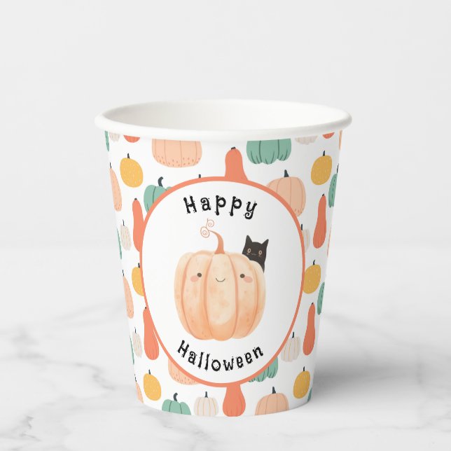 Niedliche schwarze Katze pinkelt über einem Kürbis Pappbecher (Vorderseite)