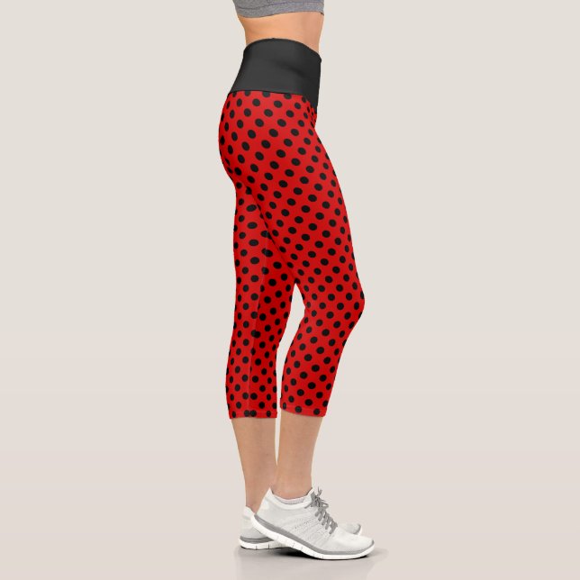 Niedliche schwarze Polka Punkte auf Rot Capri Leggings (Rechts)