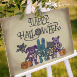 Niedliche Skeletttiere und Pumpkins Halloween Poster<br><div class="desc">Dieses Halloween-Poster strotzt vor Knupfen. Es zeigt niedlich gestopfte Tiere mit einigen Skeletten, die für ein etwas unheimliches Aussehen sorgen, sowie einige gepatchte Kürbisse. Es gibt eine Fledermaus, einen Bären, eine Katze, einen Hund und ein Kaninchen. Die Tiere und Kürbis sind in den Farbtönen Holzkohle grau, lila, aquamarin, orange und...</div>