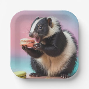 Niedliche Skunk Eating Colorful Macaroons Pappteller