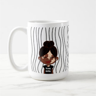 Niedliche Smirking Frau Stripte Tasse. Suchen Kaffeetasse
