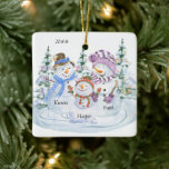 Niedliche Snowman-Familie von 3 Personalisierten W Keramikornament<br><div class="desc">Niedliche personalisierte Weihnachtsschmuck für eine 3-köpfige Familie. Das Design besticht durch ein fröhliches Trio von Schneemännern,  umgeben von Weihnachtsbäumen,  das Sie mit dem Jahr und Ihren Namen personalisieren können.</div>