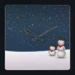 Niedliche Snowmen-Konstellation Quadratische Wanduhr<br><div class="desc">2 niedlichen Schneemänner in einer schneebedeckten Winterszene blicken auf den Himmel über dem Himmel und auf die Sternkonstellation im Dunkeln Himmel. Eine sehr niedliche Illustration für die Winterzeit und besonders für Weihnachten.</div>