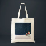 Niedliche Snowmenkonstellation Tragetasche<br><div class="desc">2 niedliche Schneemänner in einer schneebedeckten Winterlandschaft blicken auf den Himmel oben,  bis sie im dunklen Himmel die Sternenkonstellation bilden. Eine sehr niedliche Illustration für die Winterzeit und besonders für Weihnachten.</div>