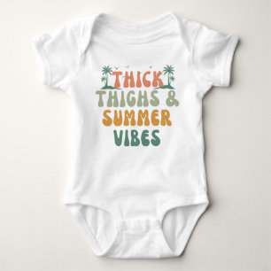 Niedliche Sommer-Beats & Thick Thighties Beach Sai Baby Strampler