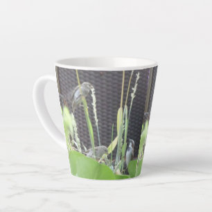 Niedliche Sparrow im Garten Latte Tasse