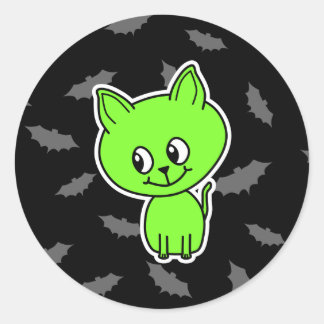 Niedliche Spooky grüne Katze mit Fledermäusen. Runder Aufkleber