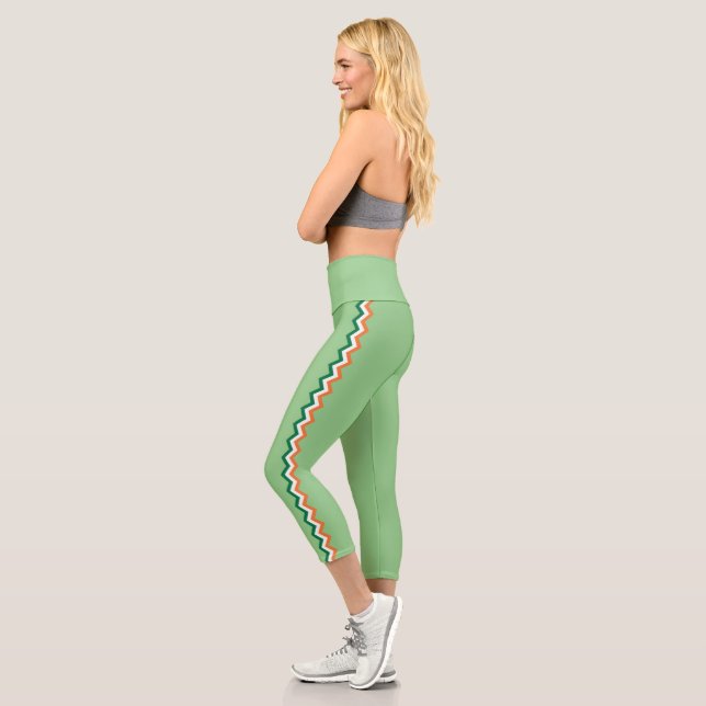 Niedliche Sportlerin von High Waisted Capri Leggings (Links)