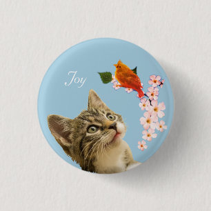 Niedliche Tabby-Katze, Blume und Roter Little-Voge Button