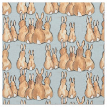 Niedliche Tan Bunny Rabbits auf blauem Hintergrund