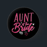 Niedliche Tante des Bride Pink Kalligraphie-Drehbu Button<br><div class="desc">Vintage kalligraphische Skript-Schriftart-Design für Verlobungsfeier, Probe-Dinner, Brautparty oder Junggeselinnen-Abschied. Matching Hochzeitsartikel für die Braut, ihre Familie und Freunde. Helle Rosa Farbe für einen lustigen Abend mit Braut, Trauzeugin, Brautjungfrau, besten Freunden und der ganzen Hochzeitsfeier Crew. Feiern Sie, verlobt zu sein und mit dieser niedlichen Blume und Diamantring Doodle zu heiraten....</div>