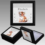 Niedliche Tigerstars geben dem Graukeepake Namen Erinnerungskiste<br><div class="desc">Halten Sie die Geschenkboxen für Kinder. Personalisieren mit einem Namen. Mit einem niedlichen Tiger,  Polka Punkte und Sternen in den Farben grau und weiß.</div>
