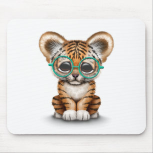 Niedliche tragende Gläser Baby-Tiger-CUBs auf Wei Mousepad
