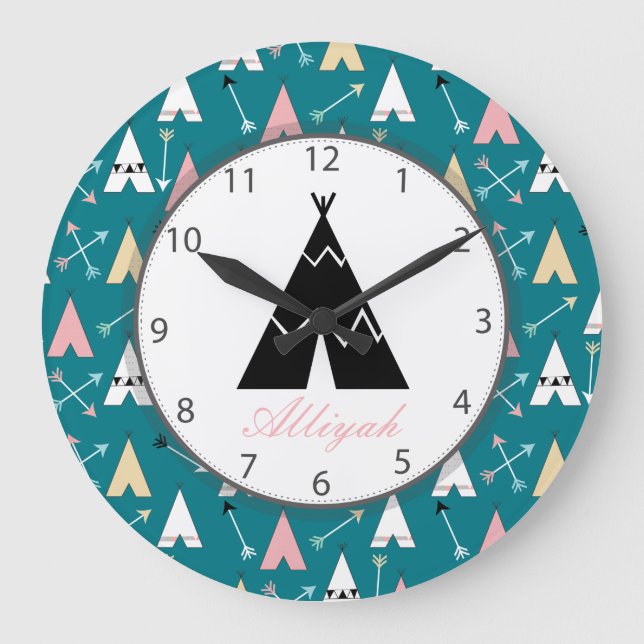 Niedliche Trendy Teepees und Pfeil-Skript-Name Große Wanduhr (Vorderseite)