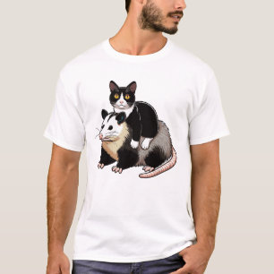 Niedliche Tuxedo-Katze auf einem Opossum T-Shirt