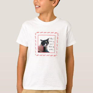 Niedliche Tuxedo-Katze denken an Friedenst-shirts T-Shirt