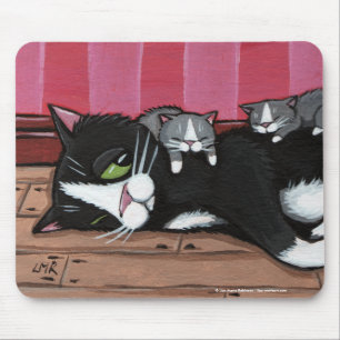 Niedliche Tuxedo-Katzen-Babysitting Kätzchen Mousepad
