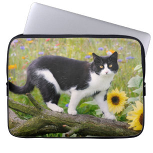Niedliche Tuxedokatze auf einem Baumzweig mit Sonn Laptopschutzhülle
